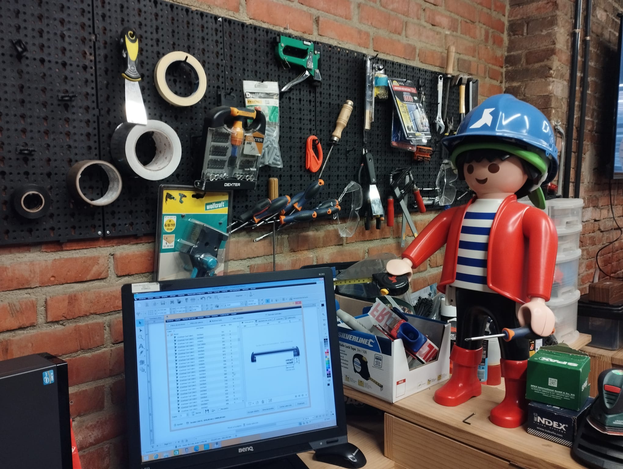TALLER CON NUMEROSAS HERRAMIENTAS, PANTALLA Y MUÑECO DE PLAYMOBIL.